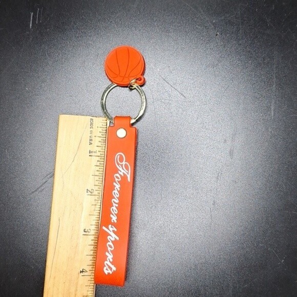 Red silicone keychain handle basketball forever sports keyring - Picture 3 of 3